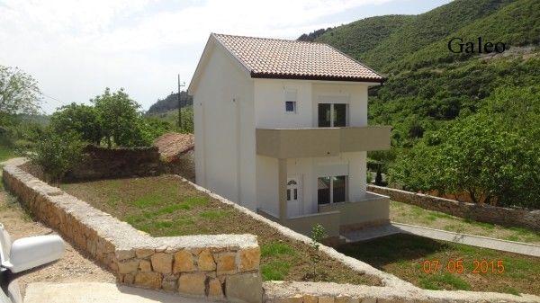 Два домика в посёлке Братица