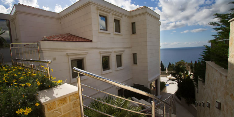 Одна из самых роскошных и современных вилл на Адриатическом побережье Черногории.