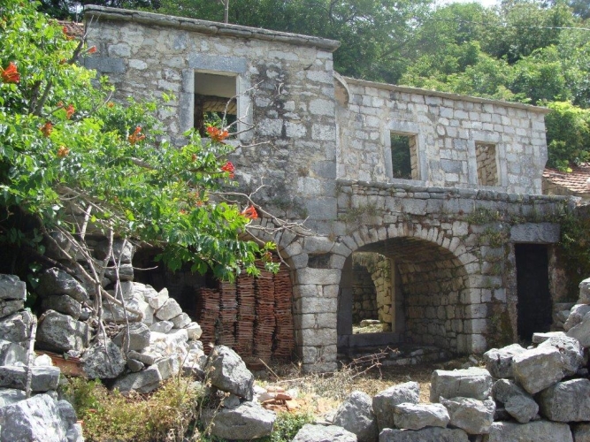 Старый каменный дом