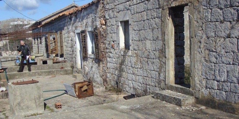 Два старых каменных дома в Кримовице