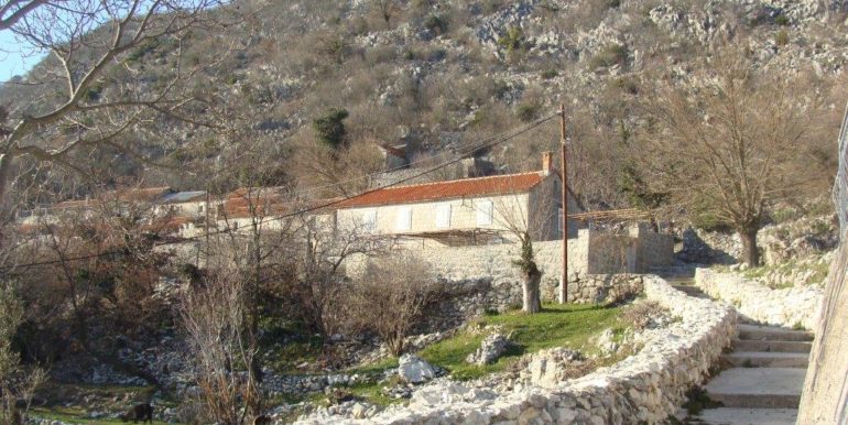 Старый каменный дом в деревне Мандич с видом на море