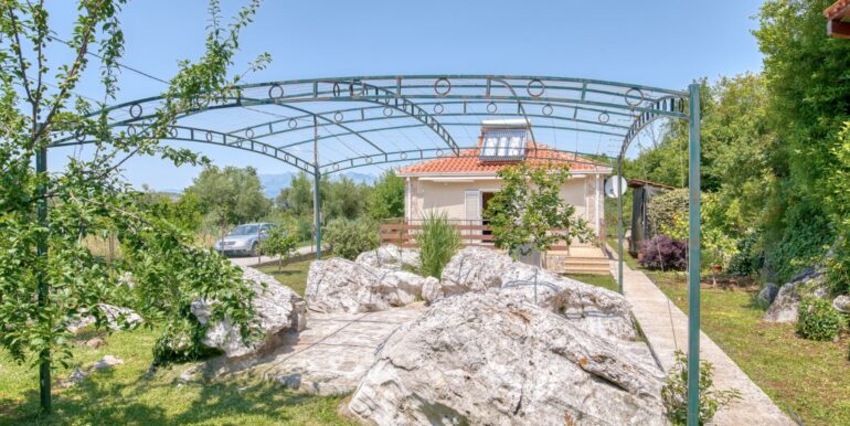 Котор, Врановичи — дом с панорамным видом на горы и благоустроенной территорией