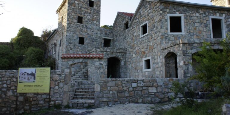 Комплекс каменных домов в Радовичах