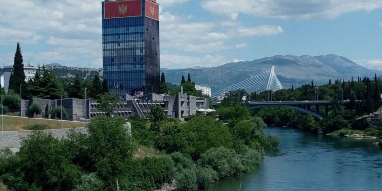 Два дома в Подгорице с видом на реку Морача